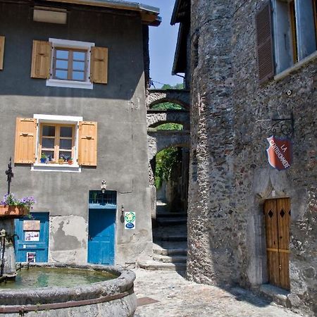 Au Cheval Blanc - Appartements Et Chambres D'Hotes Albertville Exterior photo