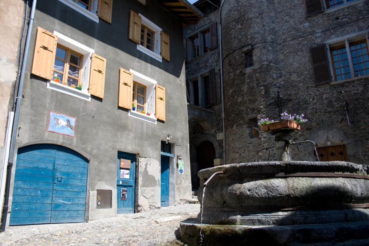 Au Cheval Blanc - Appartements Et Chambres D'Hotes Albertville Exterior photo