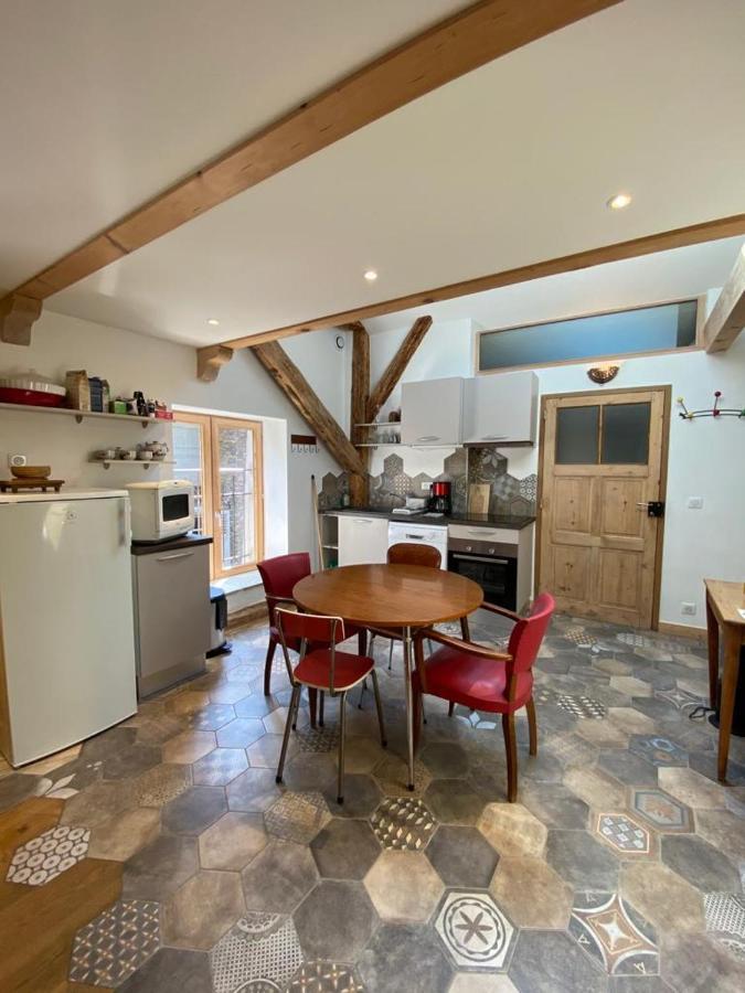 Au Cheval Blanc - Appartements Et Chambres D'Hotes Albertville Exterior photo